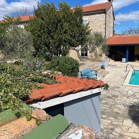 Holiday Home Ava1 With Pool & Holiday Home Ava2 With Whirlpool Baderna Eksteriør bilde