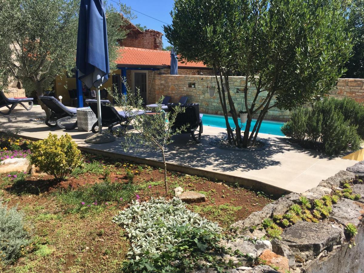 Holiday Home Ava1 With Pool & Holiday Home Ava2 With Whirlpool Baderna Eksteriør bilde