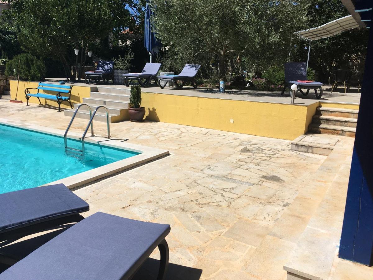 Holiday Home Ava1 With Pool & Holiday Home Ava2 With Whirlpool Baderna Eksteriør bilde