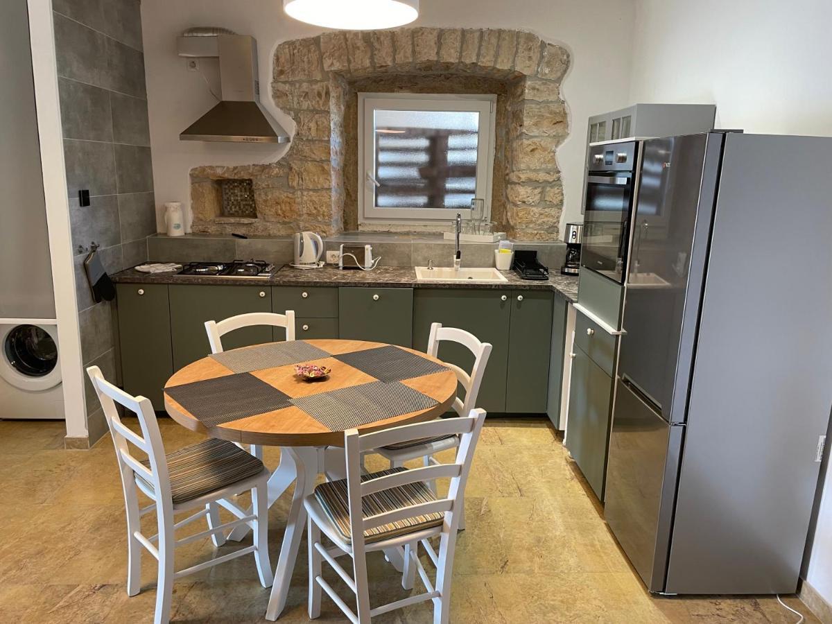 Holiday Home Ava1 With Pool & Holiday Home Ava2 With Whirlpool Baderna Eksteriør bilde