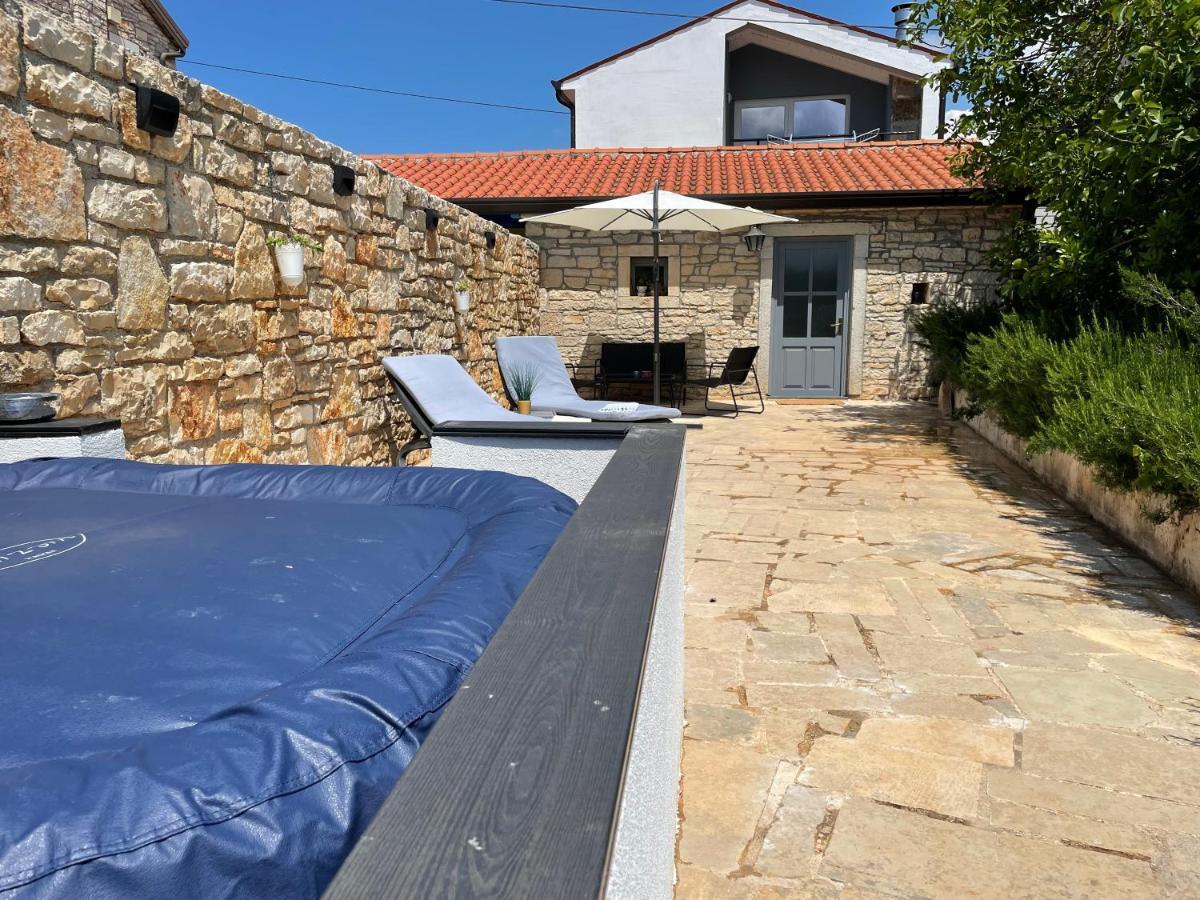 Holiday Home Ava1 With Pool & Holiday Home Ava2 With Whirlpool Baderna Eksteriør bilde