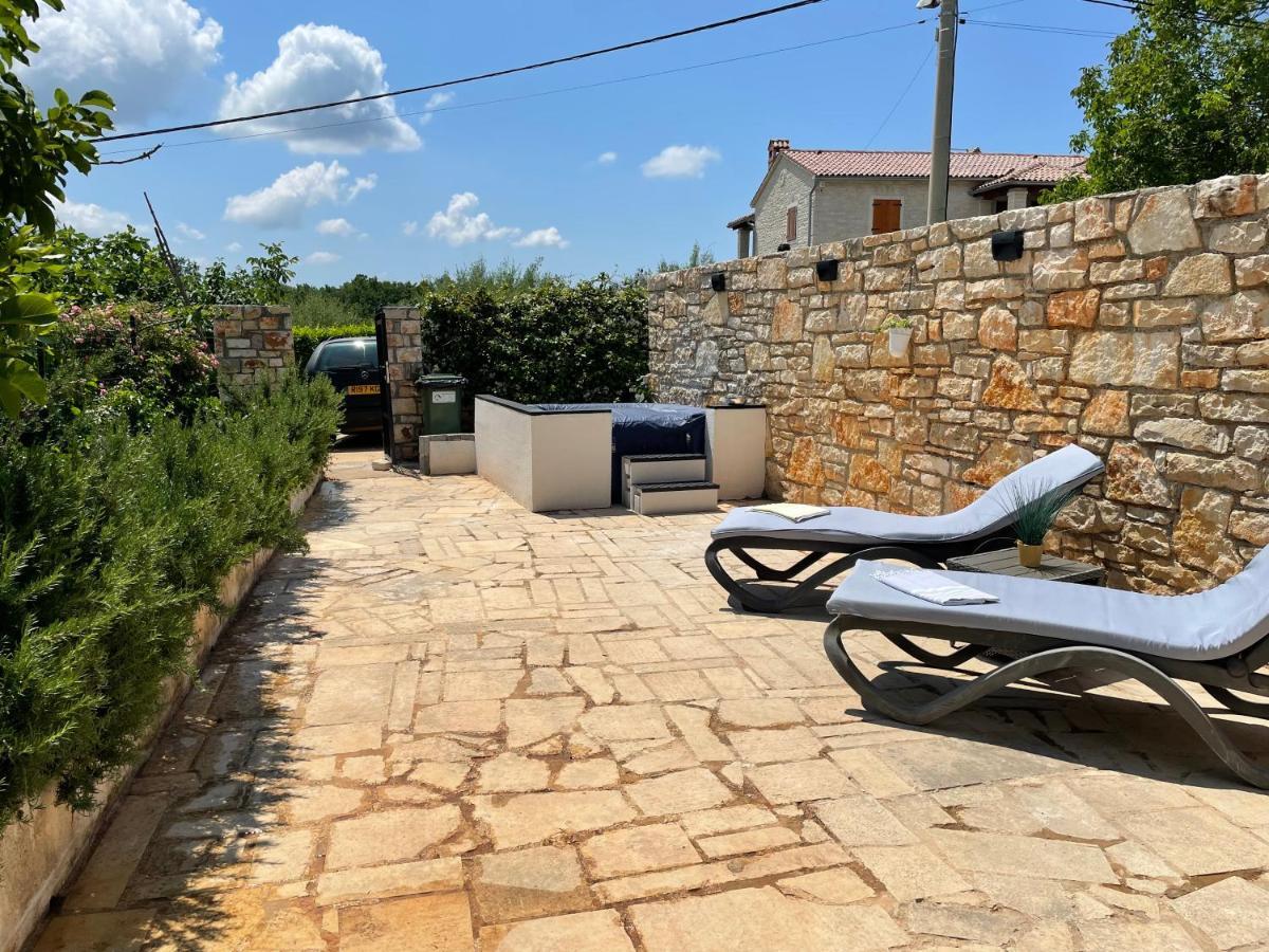 Holiday Home Ava1 With Pool & Holiday Home Ava2 With Whirlpool Baderna Eksteriør bilde