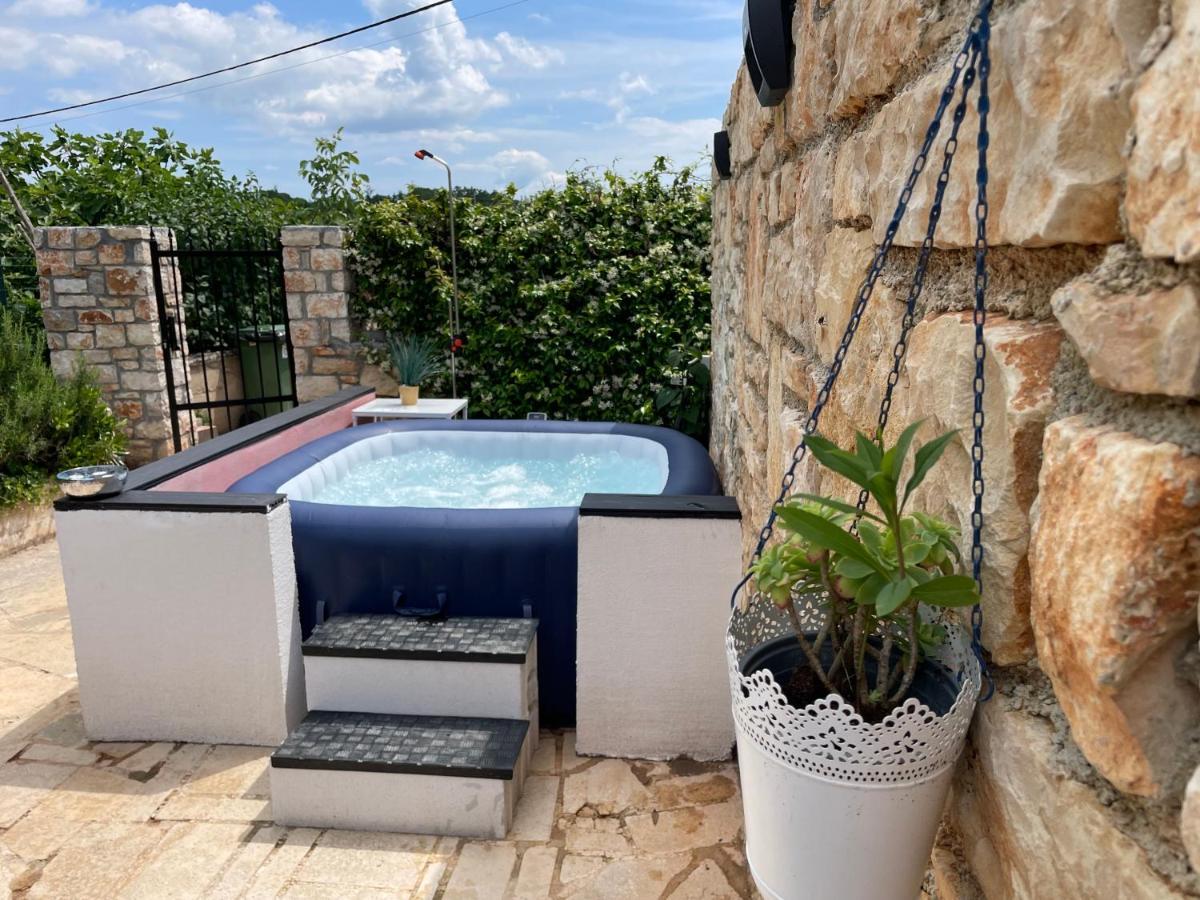 Holiday Home Ava1 With Pool & Holiday Home Ava2 With Whirlpool Baderna Eksteriør bilde